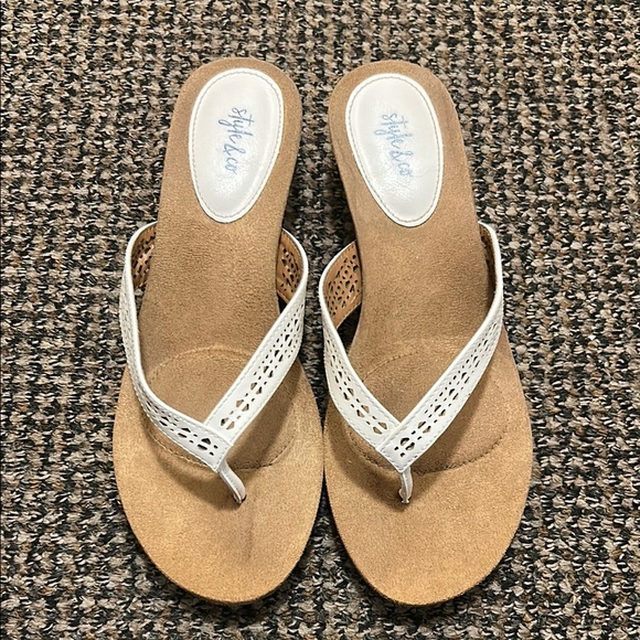 Styluxe Tan and White Sandals with Cushioned Footbed - Picture 1 of 4